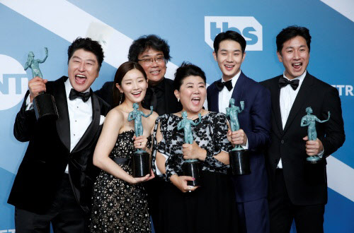 제26회 미국배우조합상 시상식에서 앙상블상을 수상한 ‘기생충’(사진=AFPBBNews)