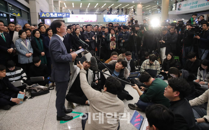 안철수 전 국민의당 대표가 19일 오후 인천국제공항 제1여객터미널을 통해 귀국한 뒤 기자회견을 갖고 있다. (사진=이영훈 기자)