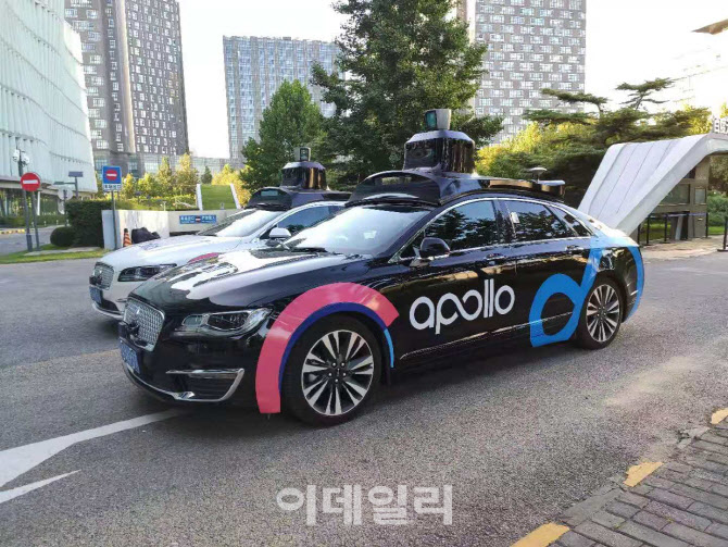 바이두 본사 ‘무인 자율주행 체험 정류장’ 앞에 세워진 두 대의 자율주행차. 사진=신정은 특파원
