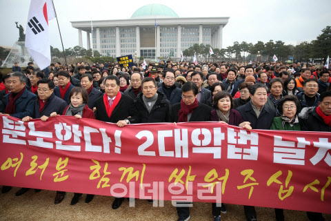 황교안 자유한국당 대표와 심재철 원내대표 등 의원들이 국회에서 열린 공수처법 선거법 날치기 저지 규탄대회에서 행진하고 있다. (사진=이데일리DB)