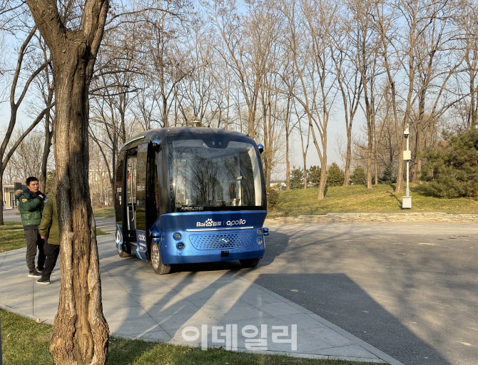 바이두 아폴로 자율주행 미니버스가 하이뎬공원을 달리고 있다. 사진=신정은 특파원