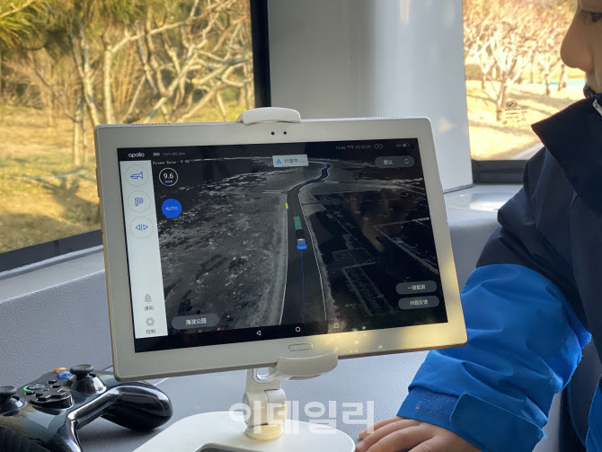 아폴로 자율주행 미니버스에 설치된 모니터 화면. 사진=신정은 특파원