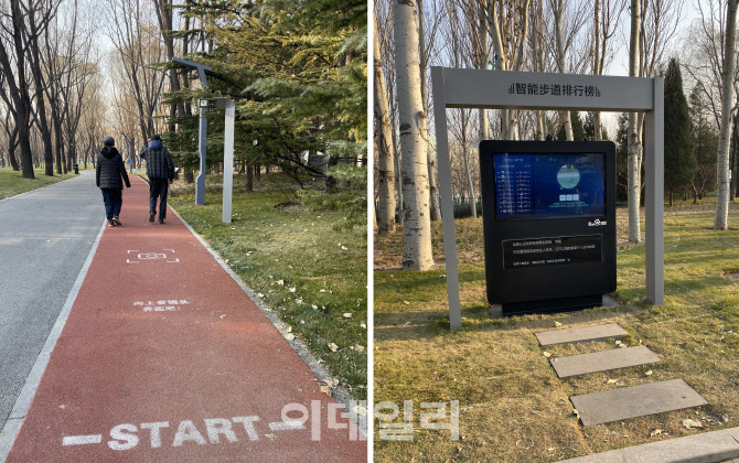 (왼쪽)하이뎬공원의 스마트보행로, (오른쪽)달리기 기록이 나와있는 모니터. 사진=신정은 특파원