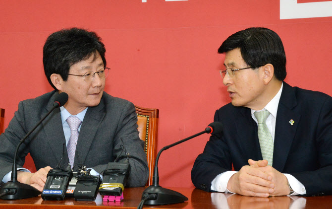 황교안 자유한국당 대표(오른쪽)와 유승민 새로운보수당 의원의 2015년 모습. 당시 황 대표는 국무총리, 유 의원은 새누리당(한국당 전신) 원내대표였다.(사진 = 뉴시스)