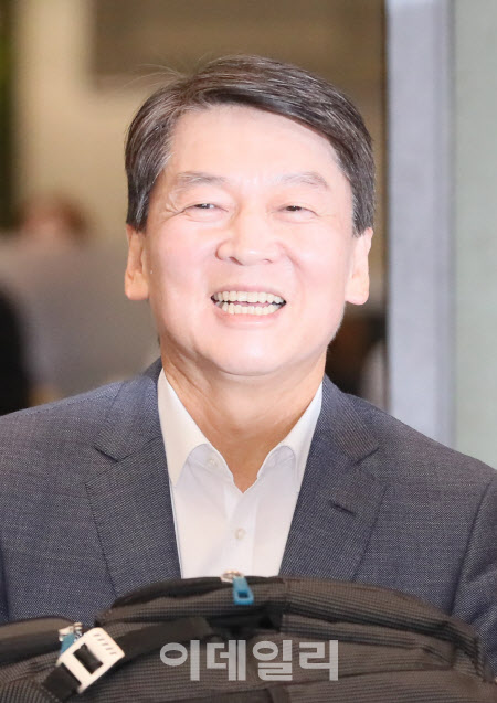 안철수 전 국민의당 대표가 19일 오후 인천국제공항 제1여객터미널을 통해 귀국한 뒤 미소를 짓고 있다. (사진=이데일리DB)