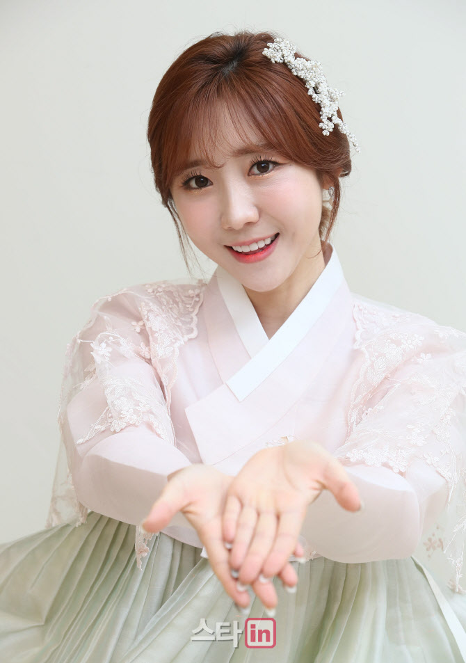 [이데일리 스타in 노진환 기자] ‘내일은-미스트롯’에 출연한 가수 하유비가 22일 서울 중구 통일로 KG타워에서 이데일리와 인터뷰를 갖고 새해 인사를 하고 있다.