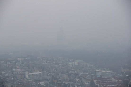 미세먼지로 뿌연 서울 시내 모습.(연합뉴스 제공)
