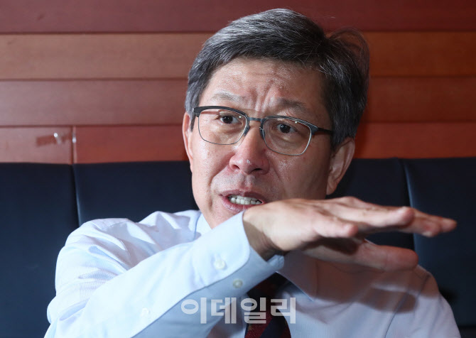박형준 혁신통합추진위원장은 28일 서울 여의도 인근에서 가진 이데일리와의 인터뷰에서 “국민이 원하면, 문재인 대통령도 크게 법치를 훼손하는 게 아니면 박근혜 전 대통령 형 집행정지를 들어줘야 한다”고 말했다. (사진=노진환 기자)
