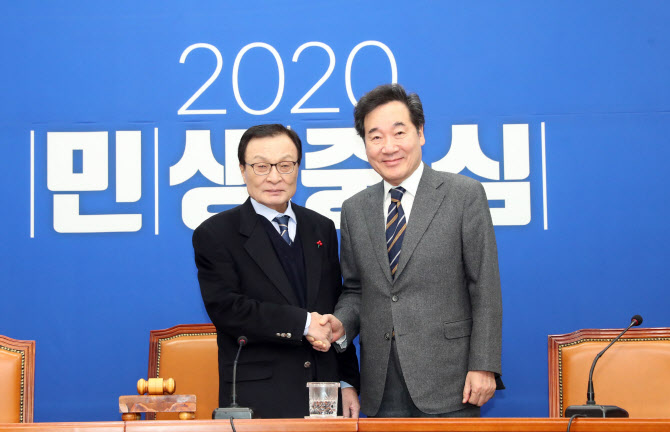 이낙연 전 국무총리(오른쪽)와 더불어민주당 이해찬 대표가 15일 오전 서울 여의도 국회에서 열린 최고위원회의에서 악수하고 있다.(사진=연합뉴스)