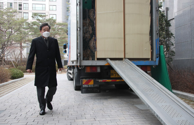 이낙연 전 국무총리가 2일 오후 서울 종로구 교남동 한 아파트에 마련한 전셋집 이사 현장을 둘러보고 있다. (사진=연합뉴스)