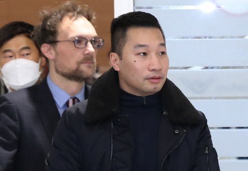 알렉스 웡 미국 국무부 대북특별부대표가 9일 오후 인천국제공항을 통해 입국하고 있다. 웡 부대표는 내일 이동렬 외교부 평화외교기획단장과 한미 국장급 협의를 열고 남북협력 사업의 제반 사항을 논의할 예정으로 알려졌다(사진=연합뉴스).