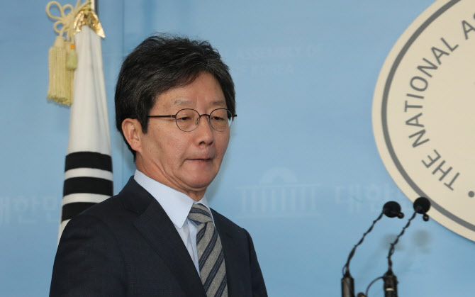 유승민 새로운보수당 의원이 9일 오전 자유한국당과 신설합당을 추진하고 개혁보수를 위해 총선에 불출마하겠다고 밝히는 기자회견을 하기 위해 서울 여의도 국회 정론관에 들어서고 있다. (사진=연합뉴스)