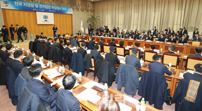 윤석열 검찰총장이 10일 오전 서울 서초동 대검찰청에서 열린 ‘전국 지검장 및 선거 담당 부장검사 회의’에서 인사말을 하고 있다. (사진=방인권 기자)