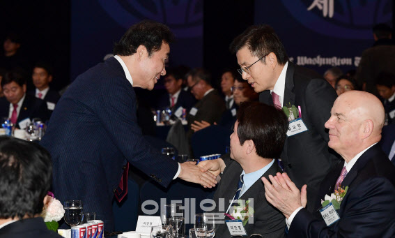 3일 서울 소공동 롯데호텔에서 열린 ‘세계일보 창간 31주년 기념식’에서 황교안(오른쪽) 자유한국당 대표와 이낙연 전(前) 국무총리가 악수를 하고 있다. (사진=국회사진취재단)