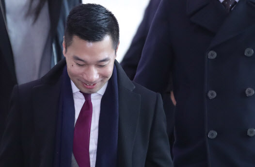 알렉스 웡 미 국무부 대북특별부대표가 10일 오전 한미워킹그룹 회의 참석 차 서울 종로구 외교부 청사에 도착해 이동하고 있다(사진=연합뉴스).