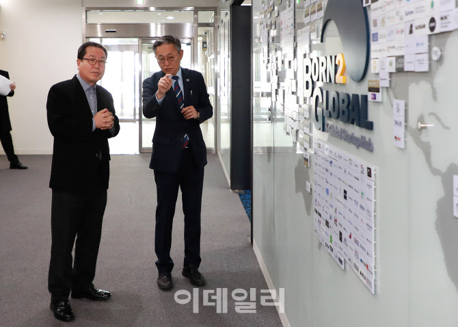 10일 본투글로벌센터를 방문한 조광한 시장(왼쪽)이 김종갑 센터장이 이야기를 나누고 있다.(사진=남양주시)