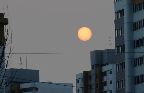 10일 오전 광주 북구의 하늘에 떠오른 태양이 미세먼지에 가려 일출·일몰처럼 붉은 모습을 보이고 있다.(사진=연합뉴스)