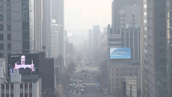 미세먼지 농도가 전국 대부분 지역에 ‘나쁨’ 수준을 보일 것으로 예보된 10일 오전 서울 종로 시내가 뿌옇게 보인다.(사진=연합뉴스)