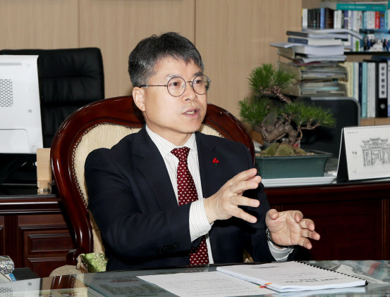 홍인성 중구청장이 구청장실에서 인터뷰를 하며 주요 정책을 설명하고 있다. (사진 = 중구 제공)
