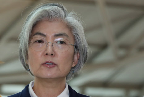 강경화 외교부 장관이 13일 오전 독일 뮌헨에서 열리는 뮌헨안보회의(MSC)에 참석하기 위해 인천국제공항 1터미널을 통해 출국하며 취재진의 질문에 답하고 있다(사진=연합뉴스).