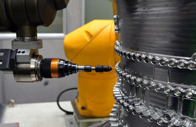 로봇이 항공기 엔진부품을 정밀 가공하는 모습. 사진=한화에어로스페이스.