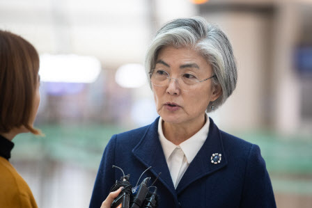 강경화 외교부 장관이 13일 독일 뮌헨에서 열리는 뮌헨안보회의(MSC)에 참석하기 위해 인천국제공항 제1여객터미널을 통해 출국 전 취재진의 질문에 답하고 있다(사진=뉴스1).