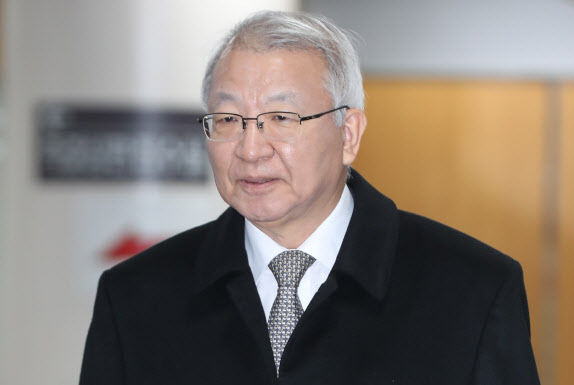 사법농단 의혹을 받는 양승태 전 대법원장이 지난해 12월 서울 서초구 서울중앙지법에서 법정으로 향하고 있다.(사진=연합뉴스)