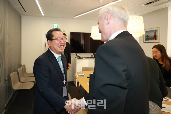 아이너예선센 주한 덴마크대사와 인사하는 조광한 시장.(사진=남양주시)