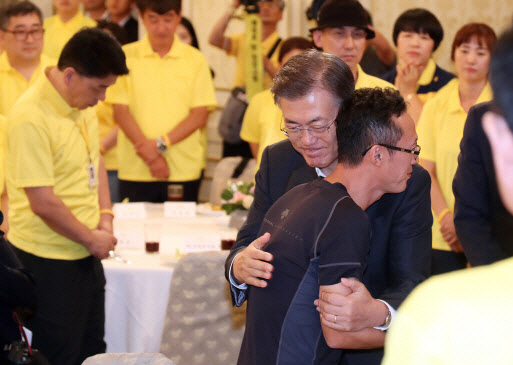 문재인 대통령이 2017년 8월16일 오후 청와대 영빈관에서 열린 4.16 세월호 참사 피해자 가족 초청 간담회에서 한 가족과 포옹했다. 문 대통령은 “늦었지만 정부를 대표해서 머리 숙여 사과와 위로의 말씀을 드린다”고 말했다. 연합뉴스 제공