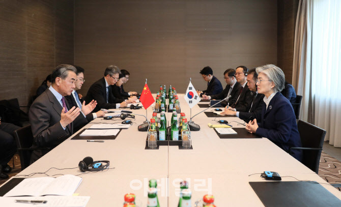 뮌헨안보회의 참석차 독일 뮌헨을 방문중인 강경화 외교장관이 15일(현지시간) 왕이 중국 국무위원 겸 외교부장과 회담을 하고 있다. [사진=외교부]