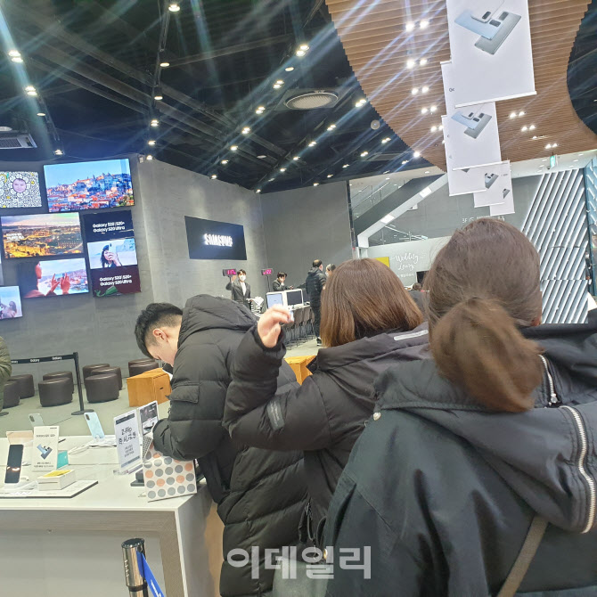 17일 오후 삼성디지털프라자 홍대점에 마련된 갤럭시Z 플립 체험 공간에는 대기 줄이 늘어서 있었다. (사진= 장영은 기자)
