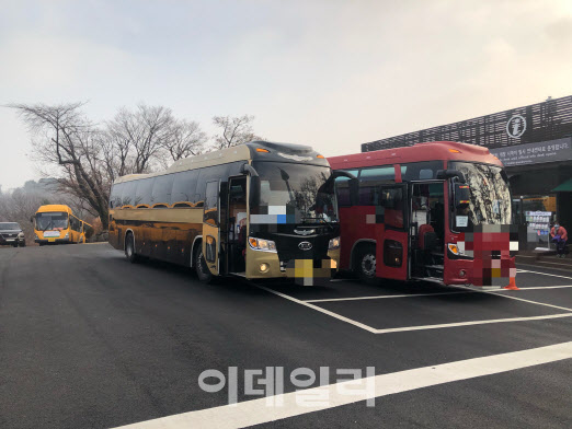14일 임시 안내센터 앞에서 관광전세버스가 주차선을 무시한 채 차를 세워두고 관광객들이 돌아올 때까지 기다리고 있다.