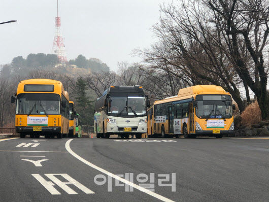 지난 14일 서울 중구 남산공원에서 외국인 관광객을 태운 전세버스가 녹색순환 버스 사이로 운행을 하고 있다.(사진=양지윤 기자)