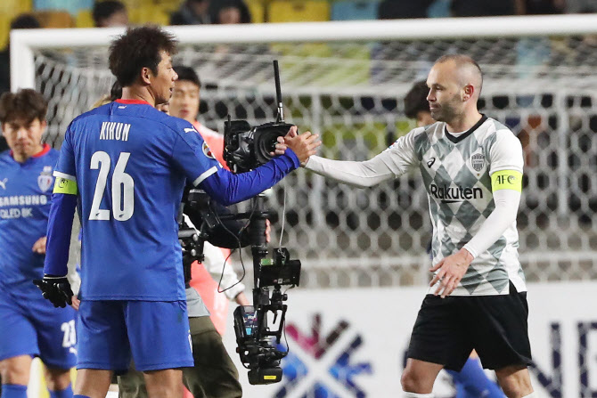 19일 수원월드컵경기장에서 열린 2020 아시아축구연맹(AFC) 챔피언스리그 조별리그 G조 수원 삼성과 빗셀 고베의 경기. 수원 삼성 염기훈(왼쪽)과 빗셀 고베 이니에스타가 경기가 끝난 후 인사하고 있다. 사진=연합뉴스