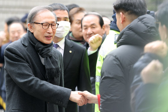 이명박 전 대통령이 19일 오후 서울 서초구 서울고등법원에서 열린 항소심 선고 공판에 출석하기 전 지지자들과 인사를 나누고 있다.(사진=연합뉴스)