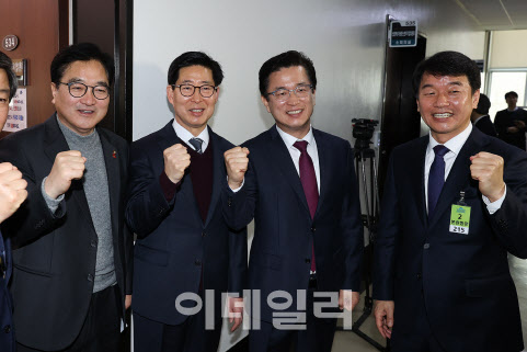 허태정 대전시장(사진 가운데 오른쪽)과 양승조 충남지사(가운데 왼쪽)가 국회 산업위 전체회의에서 국가균형발전특별법 개정안이 통과되자 환호하고 있다. (사진=대전시 제공)