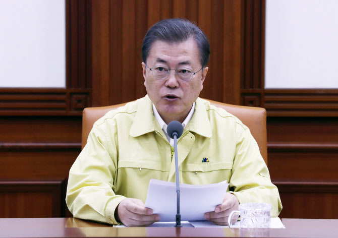 문재인 대통령은 23일 오후 정부서울청사에서 열린 신종 코로나바이러스 감염증(코로나19) 범정부대책회의에서 “위기경보를 최고 단계인 심각 단계로 올려 대응 체계를 대폭 강화해 나가겠다”며 “국회와 함께 협력해 특단의 지원 방안을 강구해 나가겠다”고 말했다. 뉴시스 제공