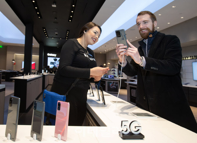 ▲삼성 익스피리언스 스토어 팔로알토점에서 고객이 갤럭시S20 울트라를 체험하고 있다. (사진= 삼성전자)