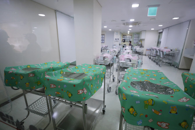 서울 시내 한 병원의 신생아실 모습. 연합뉴스 제공