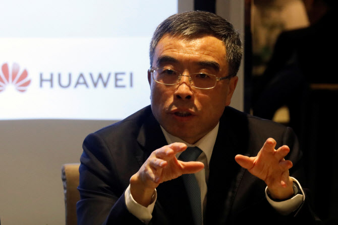량화 화웨이 이사회 의장은 27일(현지시간) 프랑스 파리에서 기자회견을 갖고 프랑스에 5G 공장을 설립한다고 밝혔다. (사진= AFP)