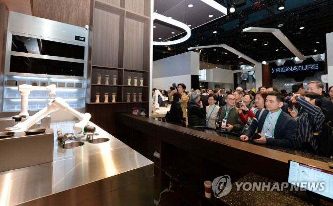 ▲1월 7일(현지시간) 미국 라스베이거스에서 열린 ‘CES 2020’에서 관람객들이 LG전자 ‘클로이 테이블’의 다양한 로봇 서비스를 살펴보고 있다. 연합뉴스 제공