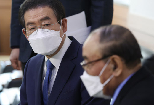 박원순 서울시장이 지난달 27일 오전 서울 용산구 대한노인회 서울시연합회에서 열린 코로나19 대응 간담회에 앞서 김성헌 서울시연합회장 등과 대화를 나누고 있다.(사진=연합뉴스)