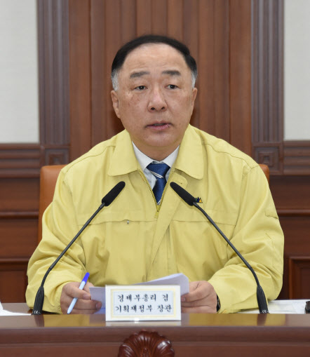 홍남기 경제부총리 겸 기획재정부 장관이 28일 정부서울청사에서 열린 제9차 코로나19 대응 경제관계장관회의 겸 제6차 경제활력대책회의에서 ‘코로나19 파급영향 최소화와 조기극복을 위한 민생·경제 종합대책’을 발표했다. 홍 부총리는 “경제 비상시국”이라며 “(대책을) 속도감 있게 집행하겠다”고 말했다. 연합뉴스 제공