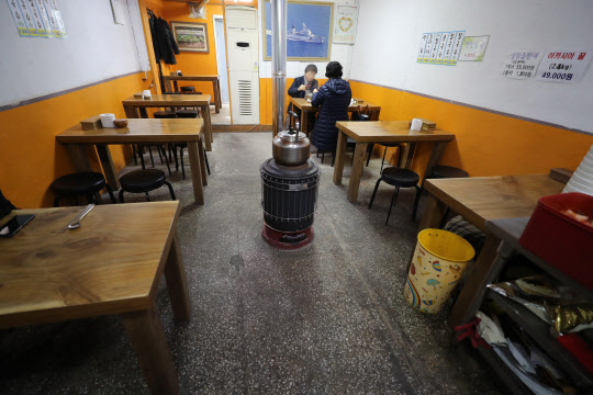 지난달 26일 오후 인천 부평구 부평종합시장의 한 식당이 한산한 모습을 보이고 있다. (사진=뉴스1)