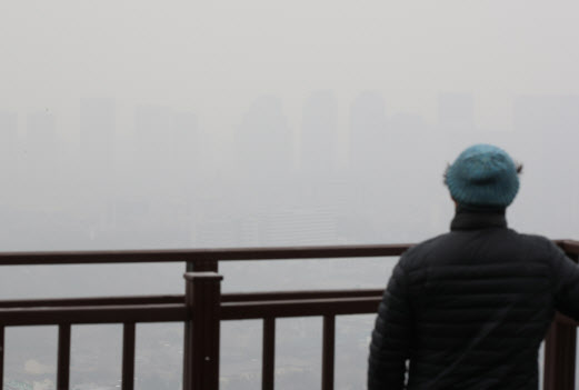 지난달 22일 서울 시내가 뿌옇게 보이고 있다. 서울 미세먼지 농도는 나쁨.(사진=연합뉴스)