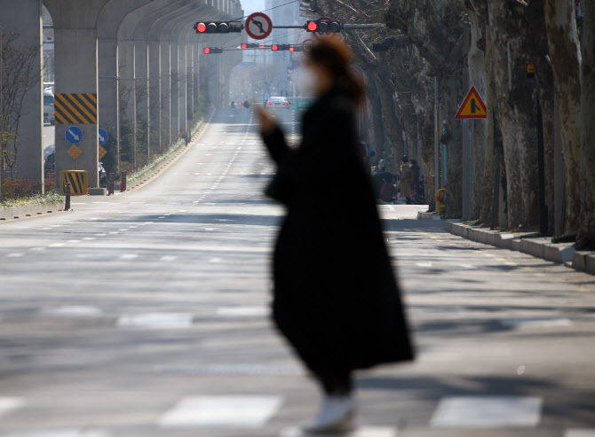 지난달 20일 오후 대구시 중구 남산동 청라언덕역 부근 도로가 한산한 모습이다. 연합뉴스 제공