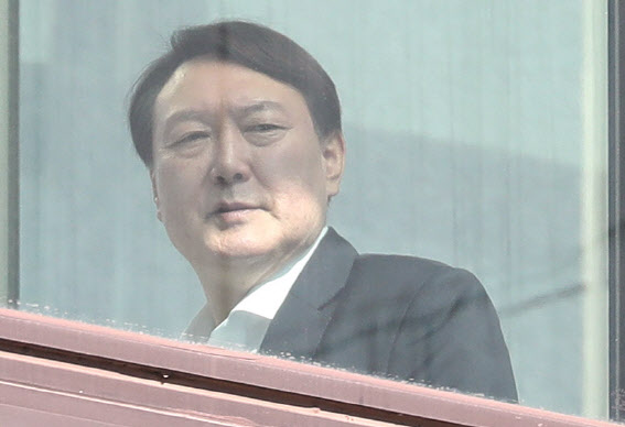 윤석열 검찰총장이 지난달 18일 서울 서초구 대검찰청에서 점심식사를 위해 이동하고 있다. (사진=연합뉴스)