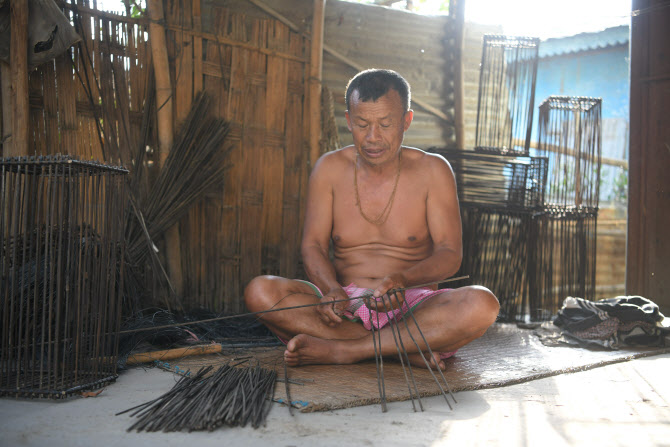 인도 북동부 원주민이 통발을 만들고 있는 모습.(사진=코트라)