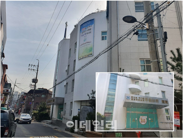 8일 오전 서울 강서구의 한 신천지 교회 앞 거리 모습. 교회 정문은 폐쇄됐지만(오른쪽 하단 사진), 거리는 여전히 한산하다. (사진=하상렬 기자)