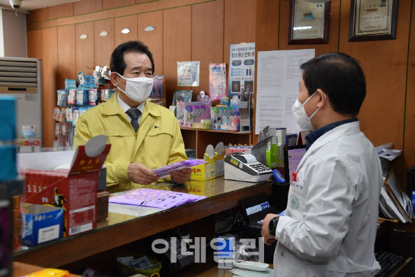 정세균 국무총리가 9일 공적 마스크를 판매하고 있는 대구의 한 약국을 방문해 마스크 5부제 시행 첫날 현장 판매상황을 직접 점검하고 있다. 총리실 제공